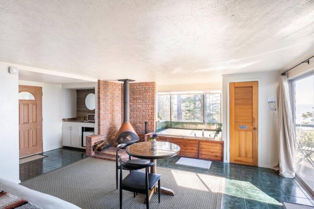 Driftwood Lodge ~ 5 Bedroom / 7 Bath ~ 30-Acre Private Estate On Hwy 1 ~ Hot Tub ~ Oceanview ~ Reunions & Retreats Walsh Landing Exterior foto